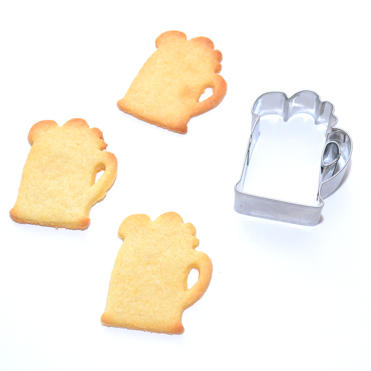 Silberne Plätzchen Ausstechform "Maßkrug" aus Metall mit drei perfekt gebackenen Maßkrug-Keksen.