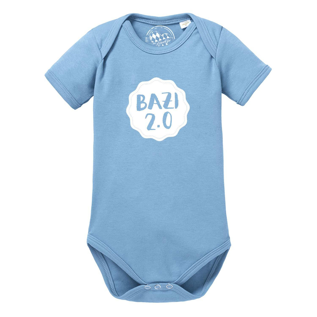 Baby Body Bazi 2.0 in Hellblau mit kurzem Arm, weißem "BAZI 2.0" Aufdruck und Druckknöpfen.