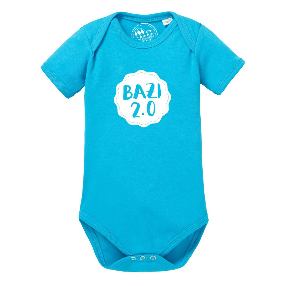 Blauer Baby Body "Bazi 2.0" mit weißem Aufdruck und kurzen Ärmeln, Druckknöpfen im Schritt.