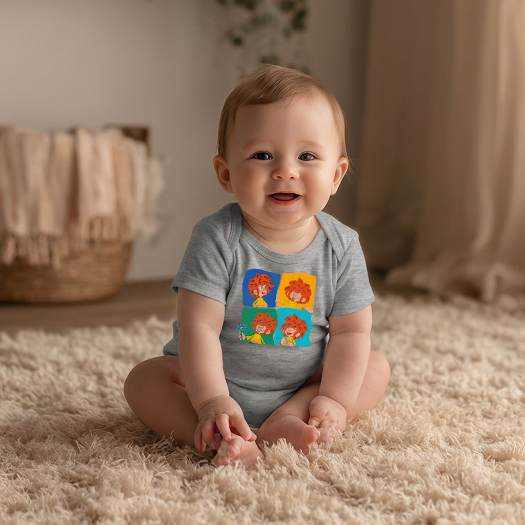 Fröhliches Baby in grauem Pumuckl Baby-Body mit Pop-Art Design sitzt lachend auf flauschigem Teppich