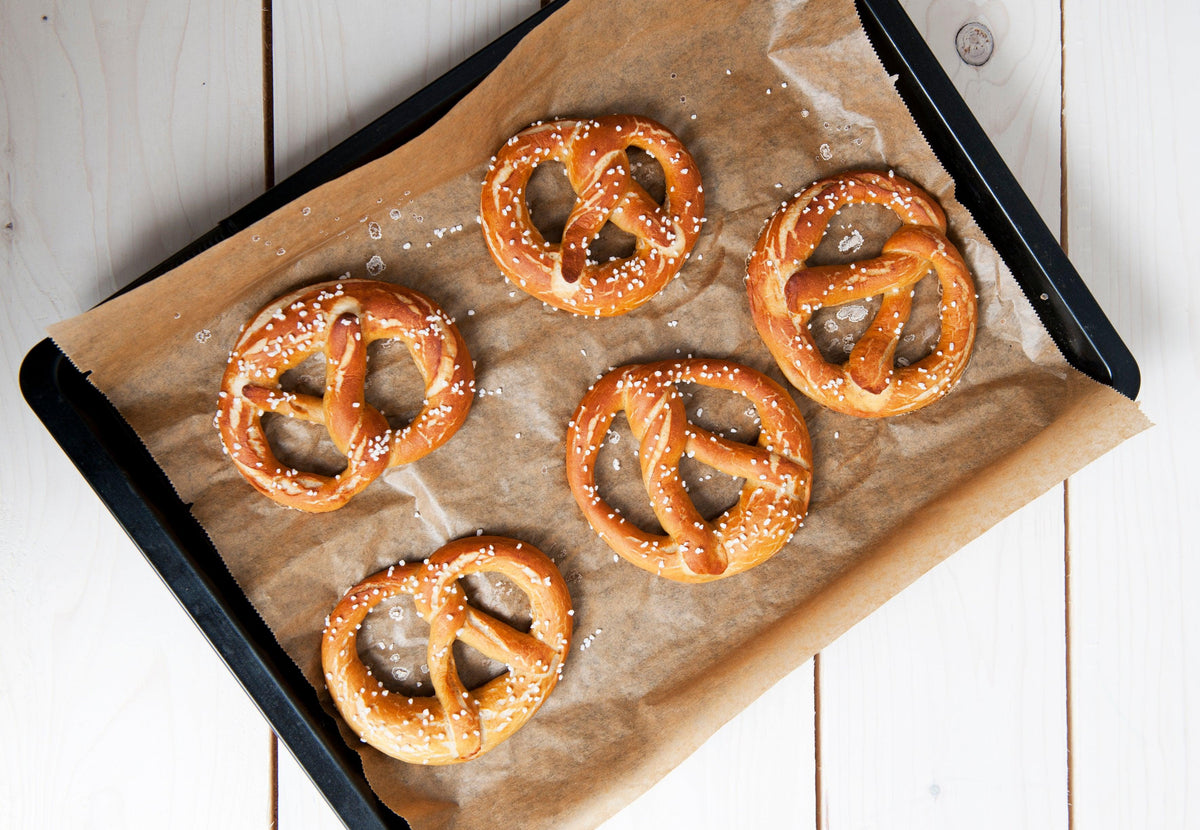 Brezen aus goldbraunem Dinkelteig mit grobem Salz, traditionelle Form, Inhalt für 12 Stück, 635 g.