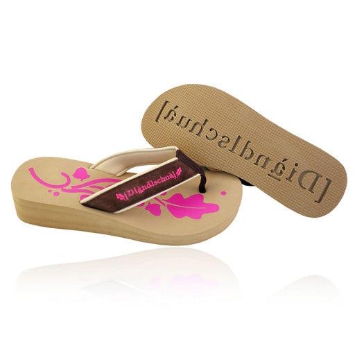Beige Keilabsatz-Flip-Flops mit pinkem Blumenmuster und braunen Riemen, perfekt für sommerliche Outfits.
