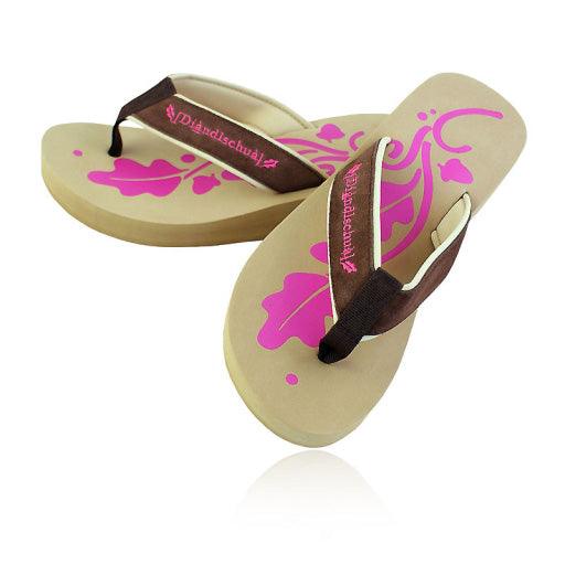 Beige Flip-Flops mit breiten braunen Riemen und pinkem Blättermuster auf der Sohle.