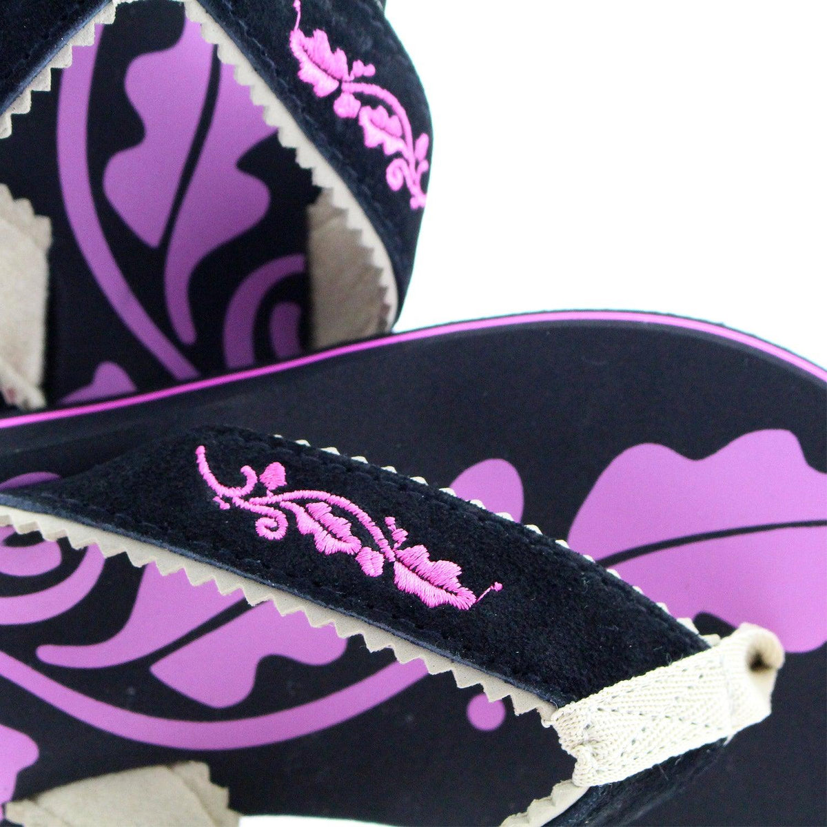Detail Badesandale Dirndlschuh: pinke Eichenlaub-Stickerei auf dem schwarzen Riemen, Textilband mit Zackenkante und Eichenlaub-Print