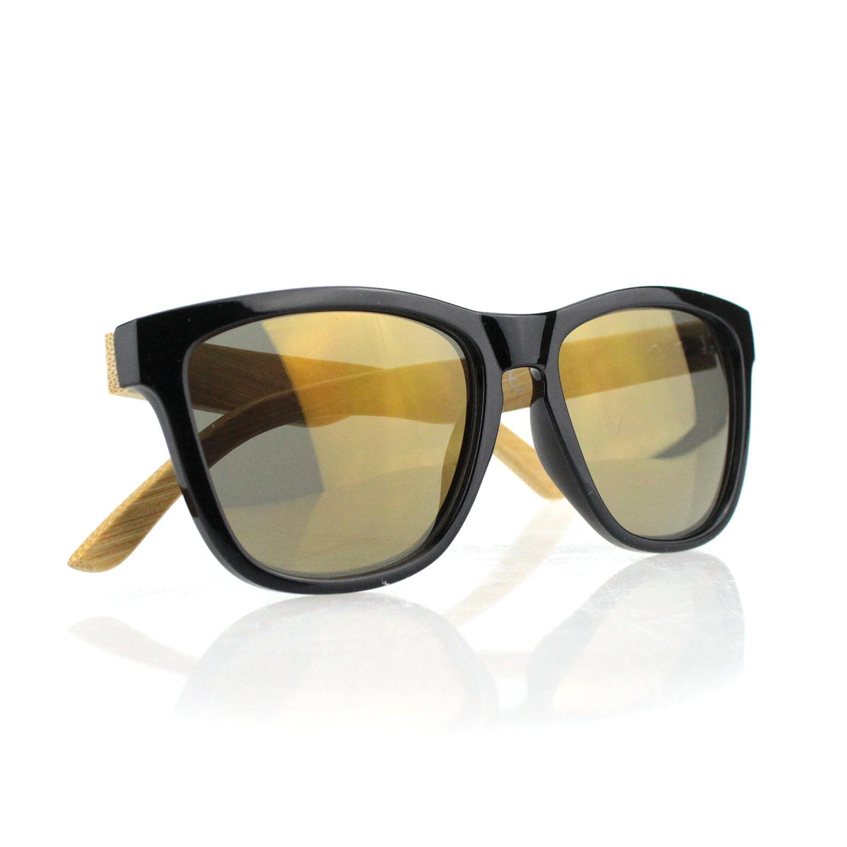Dunkle Sonnenbrille mit gelben Spiegelgläsern und Bügeln in Holzoptik auf weißer Oberfläche mit Spiegelung.