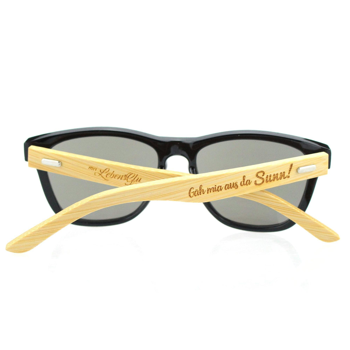 Stilvolle Sonnenbrille mit schwarzem Gestell und hellen Bambus-Bügeln, inklusive individueller Lasergravur.