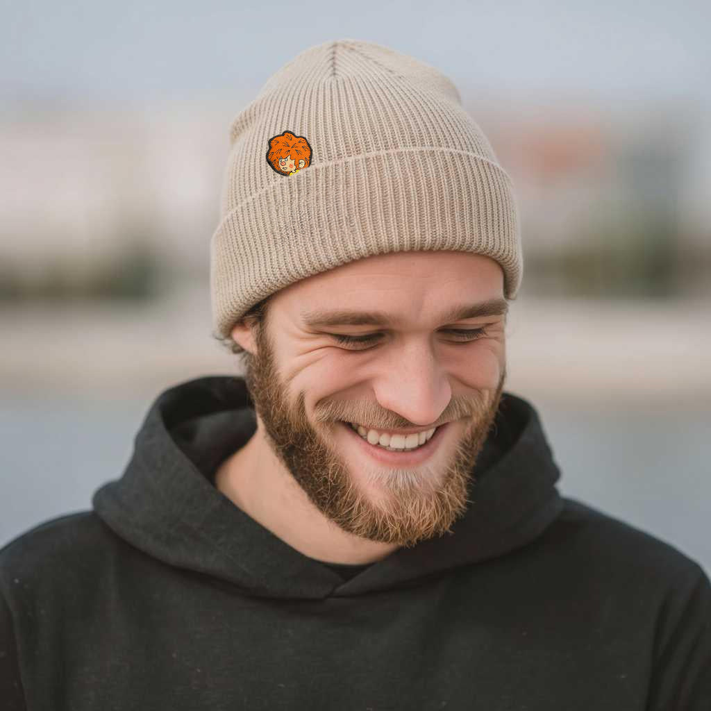 Lachender Mann trägt die beige Pumuckl Beanie aus Baumwolle mit gewebtem Pumuckl-Label, Wintermütze unisex