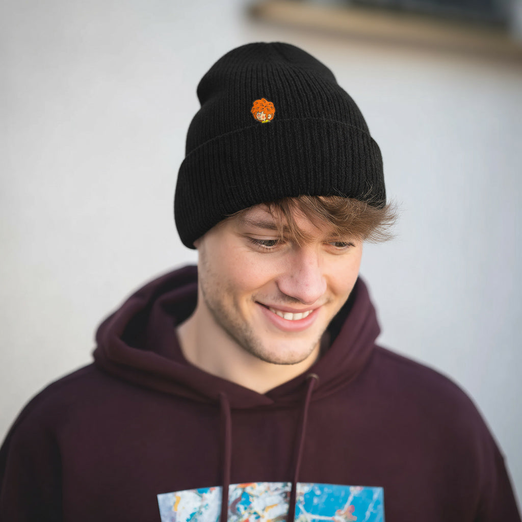 Lächelnder Mann trägt die schwarze Pumuckl Beanie aus Baumwolle mit gewebtem Pumuckl-Label, Wintermütze unisex