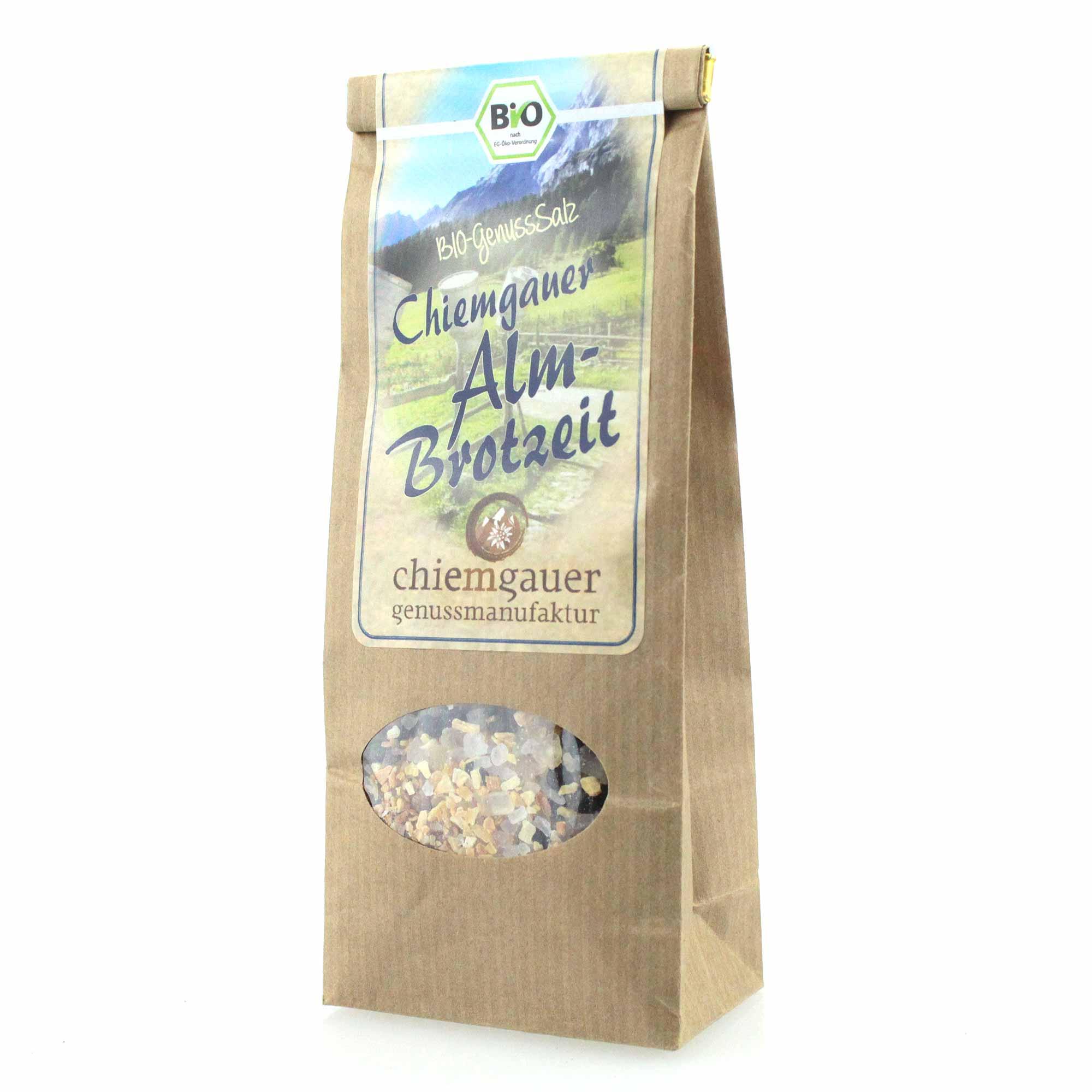 Biologisches Chiemgauer Alm-Brotzeit Genuss-Salz in umweltfreundlicher Papiertüte als Teil der Geschenkbox "Boarische Wellness".