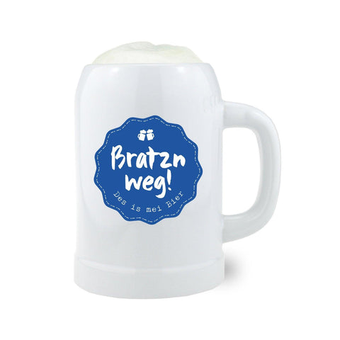 Keramik-Bierkrug mit schwarzem Schriftzug „Bratzn weg“ im Retro-Stil, halbrunde Form, cremefarben, 0,5 l, ca. 126 mm hoch.
