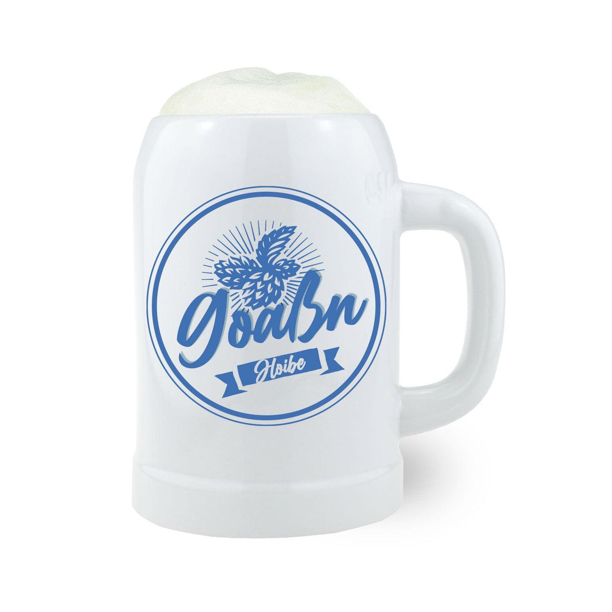 Weißer Keramik-Bierkrug Goaßnhoibe mit blauem Kreislogo und Hopfenmotiv, gefüllt mit Schaumkrone.