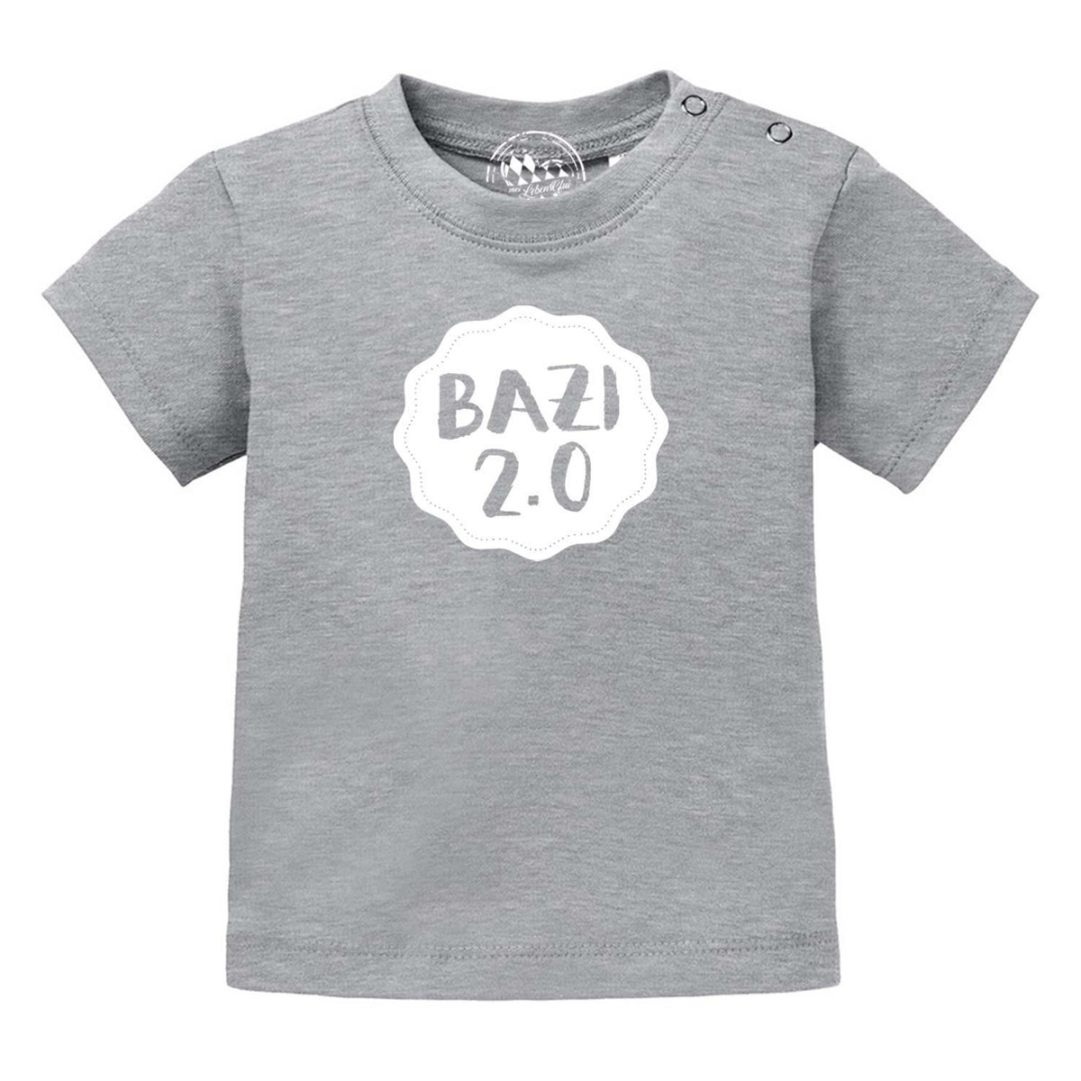 Graues Baby T-Shirt Bazi 2.0 aus Bio-Baumwolle mit weißem Aufdruck und praktischen Druckknöpfen.