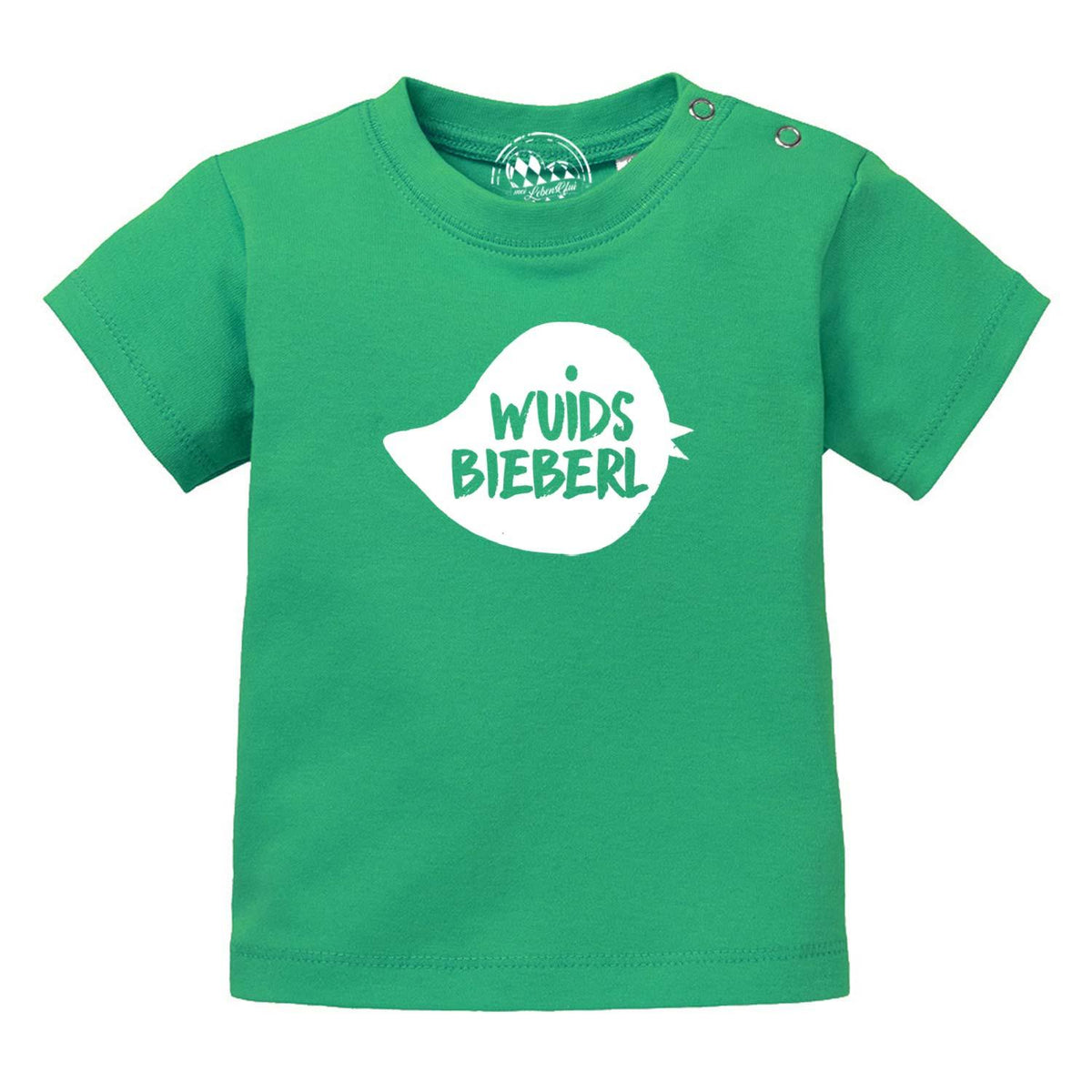 Grünes Baby T-Shirt "Wuids Bieberl" mit weißem, verspieltem Schriftzug und Druckknöpfen an der Schulter.
