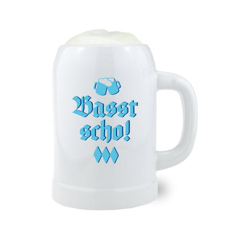 Weißer Bierkrug Basst scho Bayern gefüllt mit Schaum, blauer Aufschrift und bayerischen Rauten.