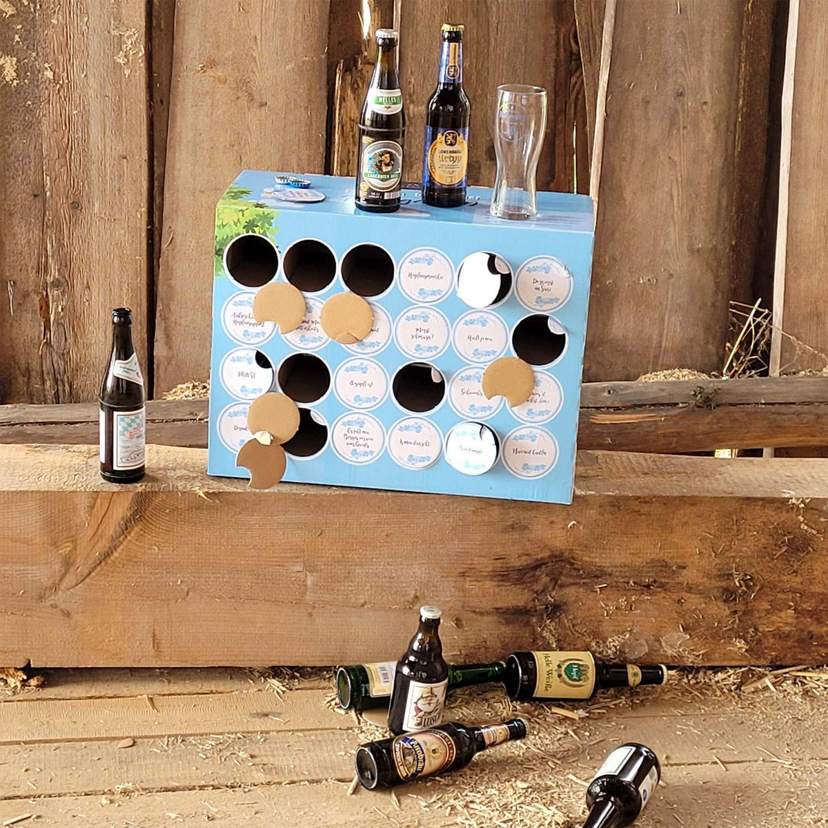 Bayerische Biere aus der Bier-Box „Bayerischer Biergarten“ mit Verkostungsglas auf Holzuntergrund