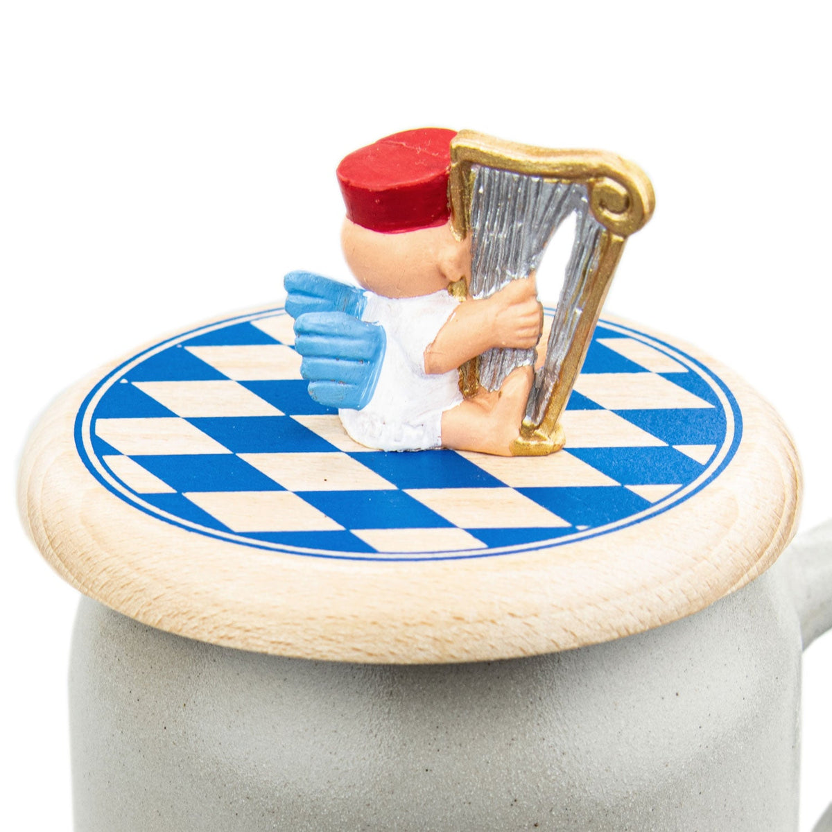 Engel Aloisius Bierdeckel "Harfe" aus Holz mit blau-weißem Rautenmuster und detaillierter Aloisius-Figur auf Steinkrug.