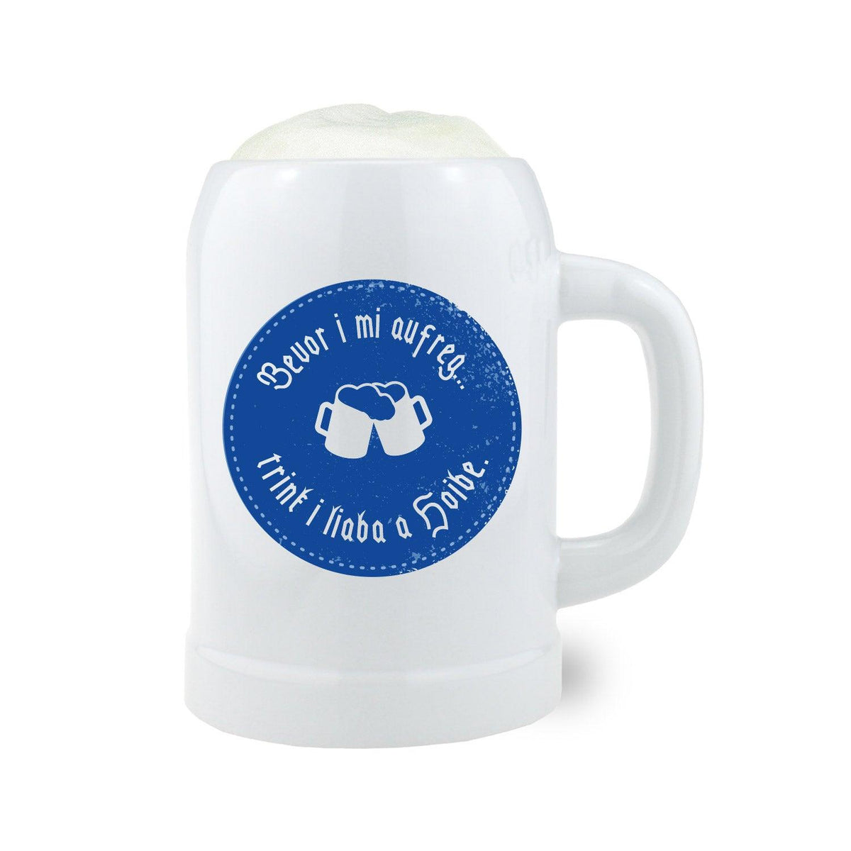 Weißer Bierkrug mit Henkel, schwarzem Aufdruck „Bevor i mi aufreg“, glatter Oberfläche und bauchiger Form, 0,5 l, Keramik.