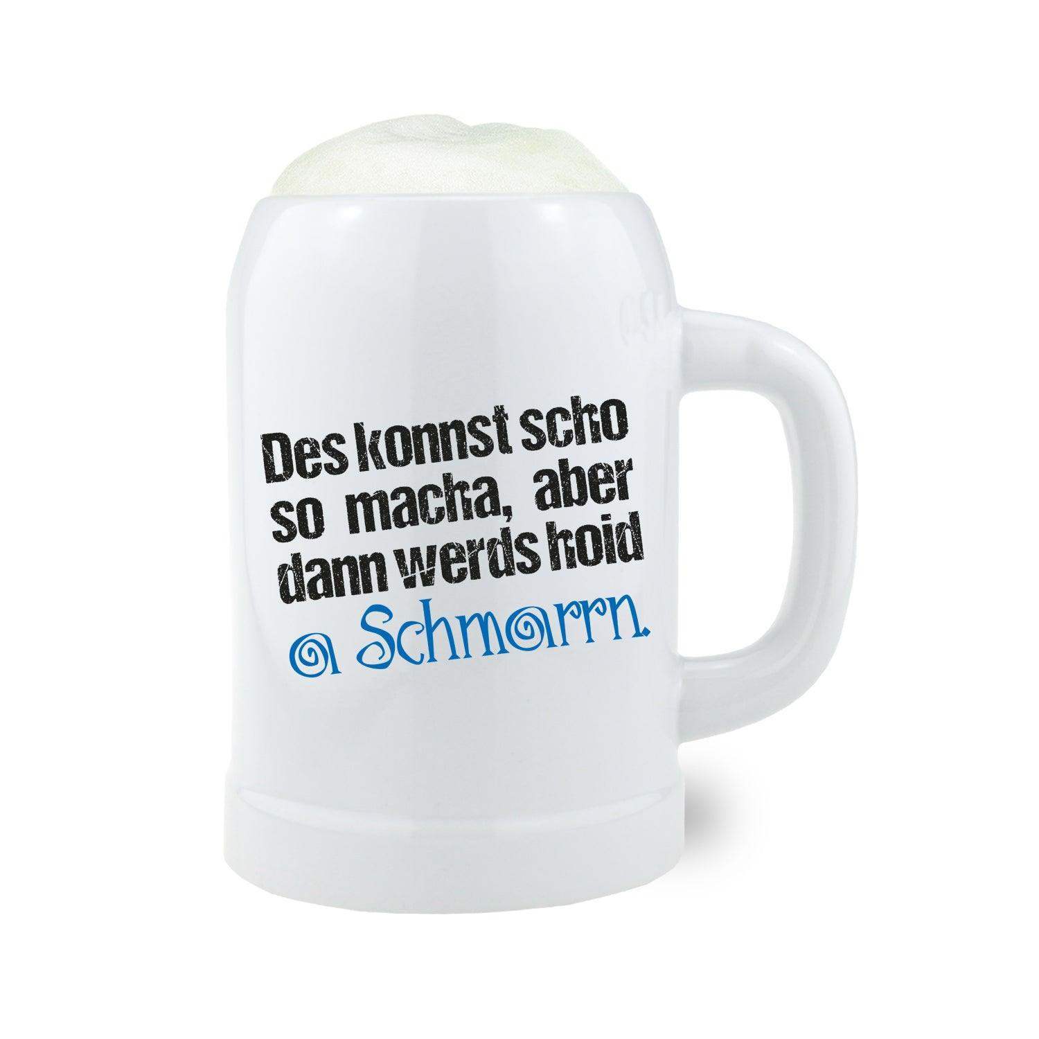 Weißer Keramik-Bierkrug Des konnst scho so macha mit Schaumkrone, bayerischem Spruch auf der Vorderseite.