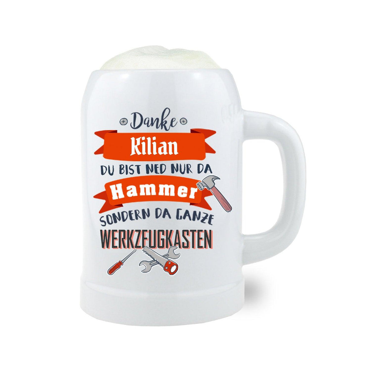Weißer Keramik-Bierkrug "Du bist ned nur da Hammer" mit personalisiertem Wunschtext und Schaumkrone.