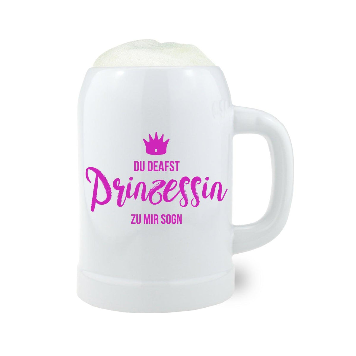 Weißer Bierkrug mit Aufdruck "Du dearfst Prinzessin zu mir sogn" und Krone, gefüllt mit Schaum.