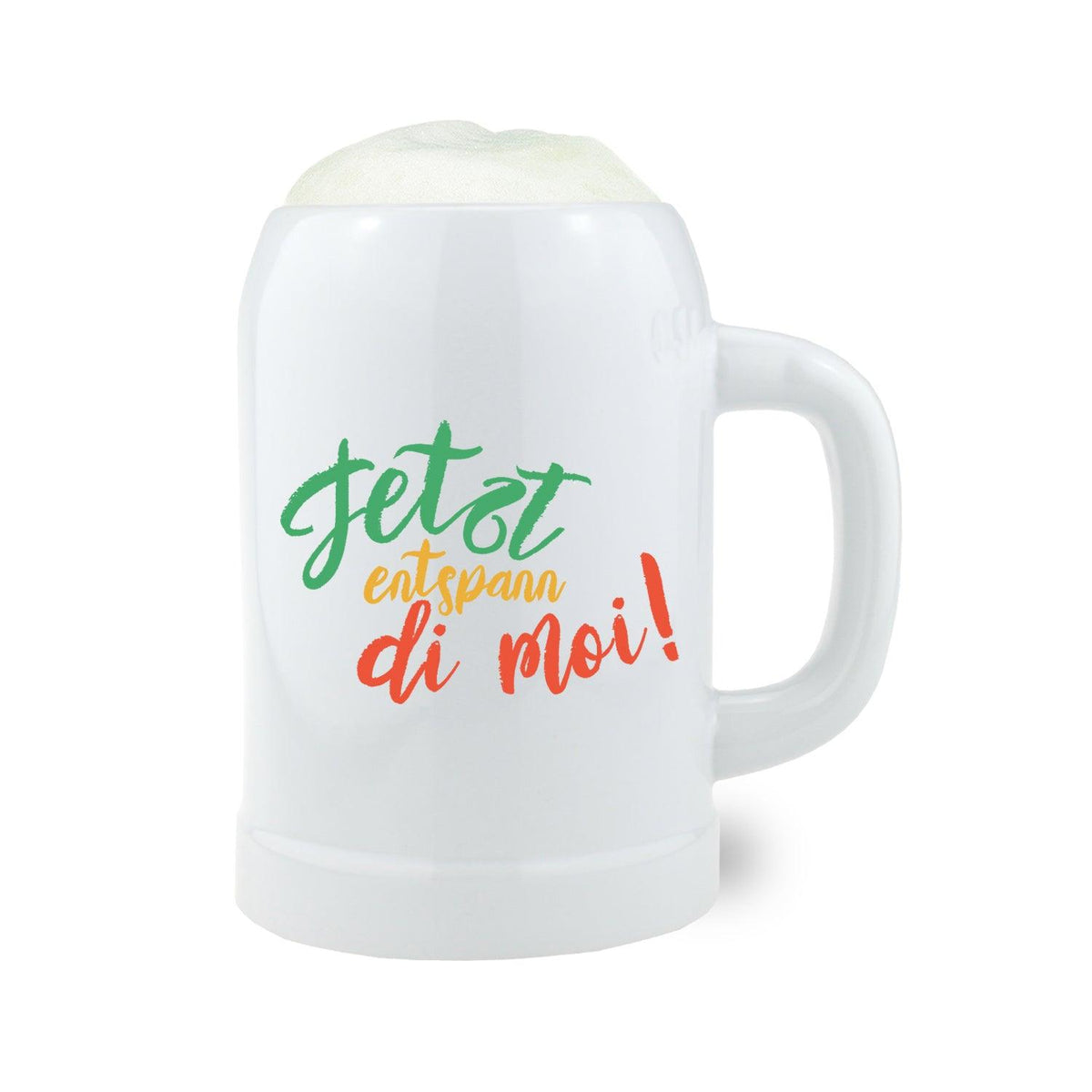 Weißer Bierkrug Entspann di moi mit farbigem Spruch und Bierschaum, freigestellt auf weißem Hintergrund.