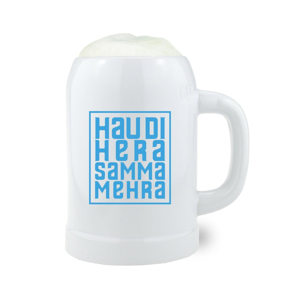 Weißer Bierkrug Hau di hera, Samma mehra in blauem Text auf Porzellan mit Bierschaum.