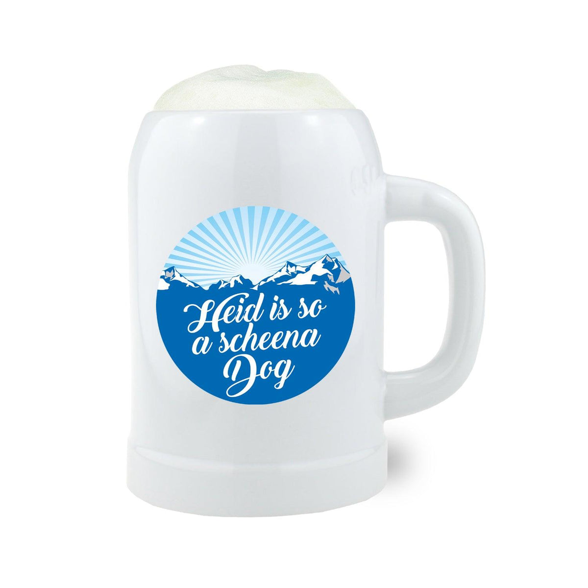 Weißer Bierkrug Heid is so a scheena Dog mit blauer Alpenlandschaft und Sonnenschein-Motiv, gefüllt mit Schaum.
