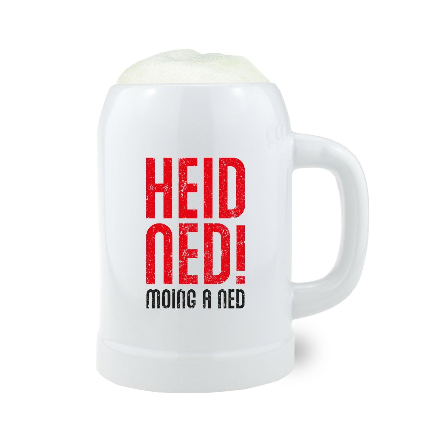Weißer Bierkrug Heid ned, moing a ned mit rotem Schriftzug und Schaumkrone, Keramik Bierseidel