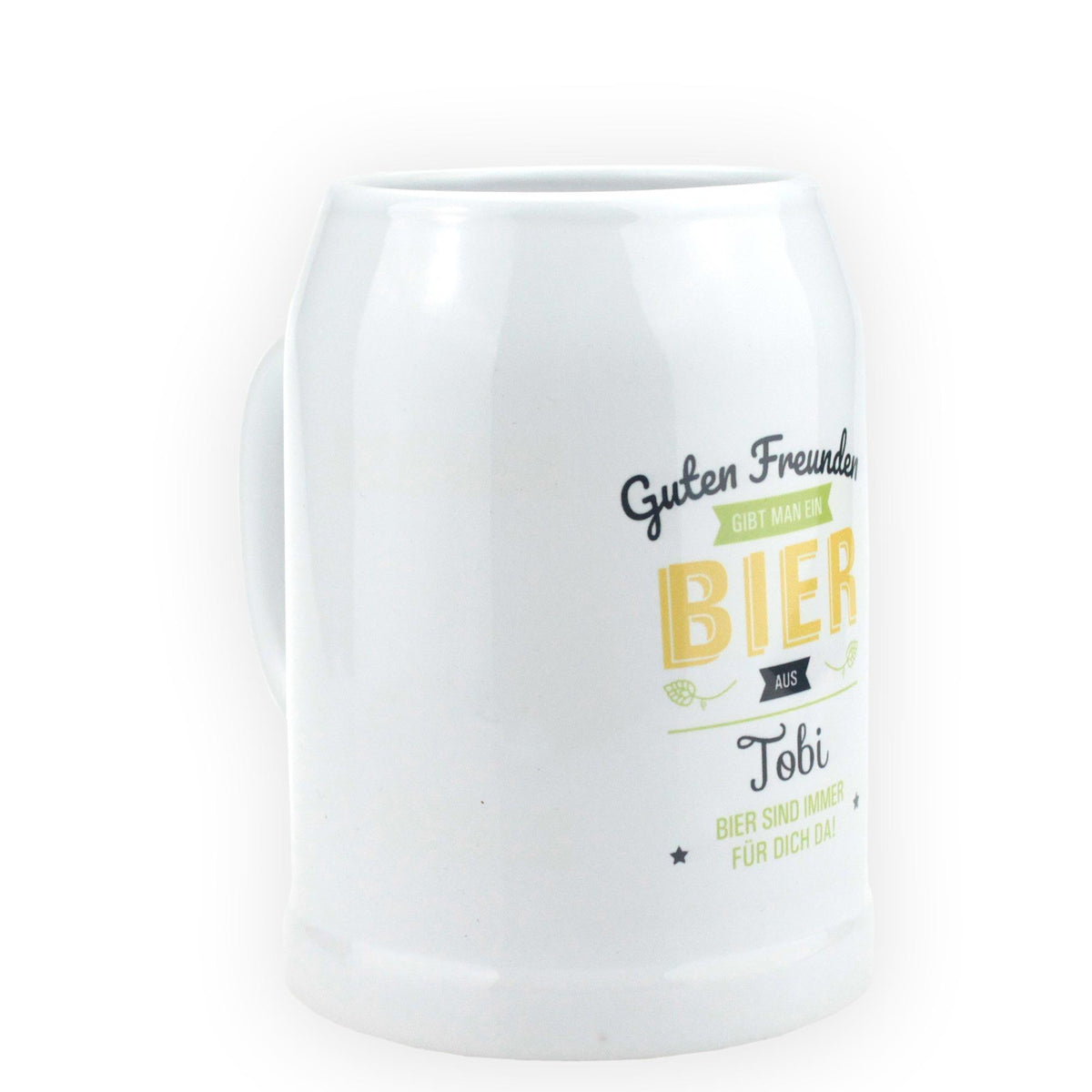 Weißer Keramik-Bierkrug mit Aufschrift "Guten Freunden gibt man ein Bier aus Tobi", ideal als Geschenk.