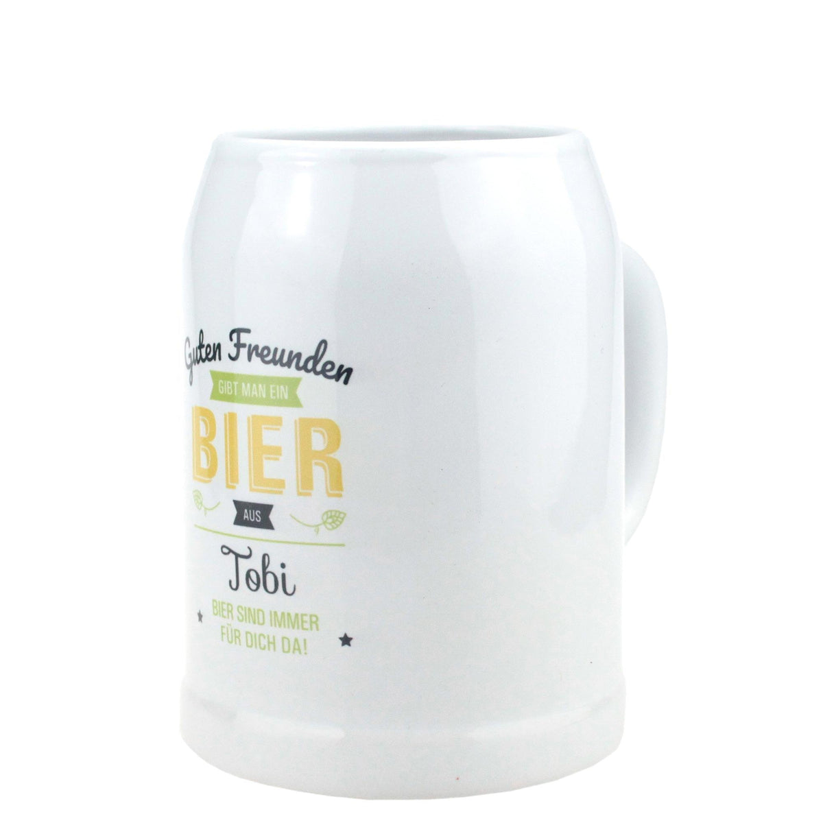 Weißer Bierkrug aus Keramik mit Aufschrift "Guten Freunden gibt man ein Bier aus Tobi".