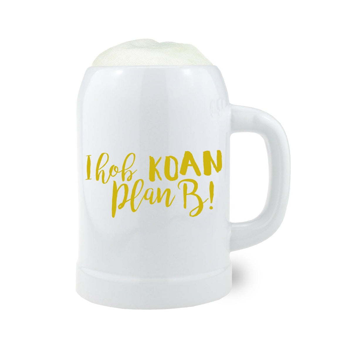 Weißer Bierkrug "Koan Plan B" mit gelbem Schriftzug und Schaumkrone, ideal für bayerische Feste.