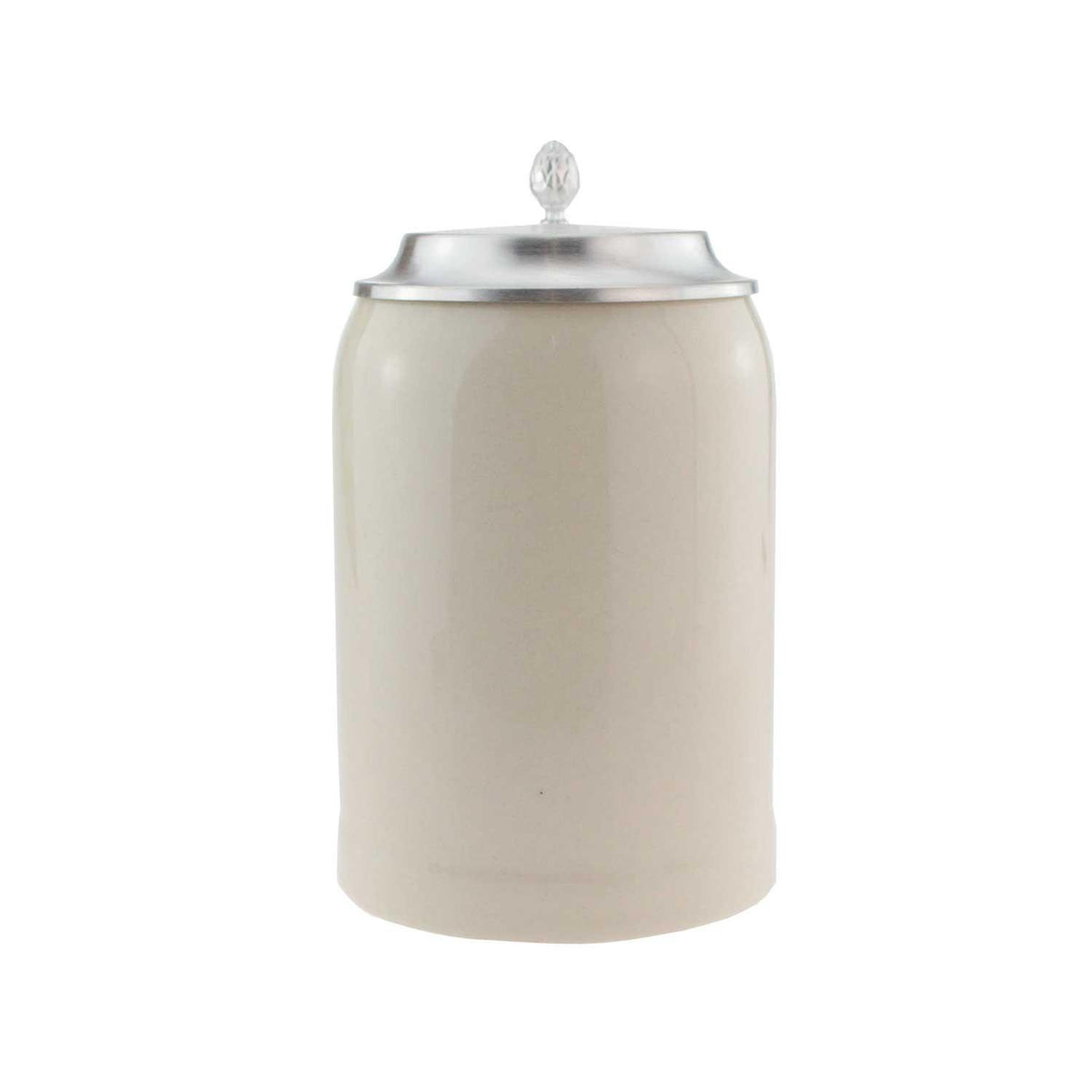 Schlichter, cremefarbener Keramik-Bierkrug mit glattem Zinndeckel und spitzem Knauf. Ideal für Bierliebhaber.