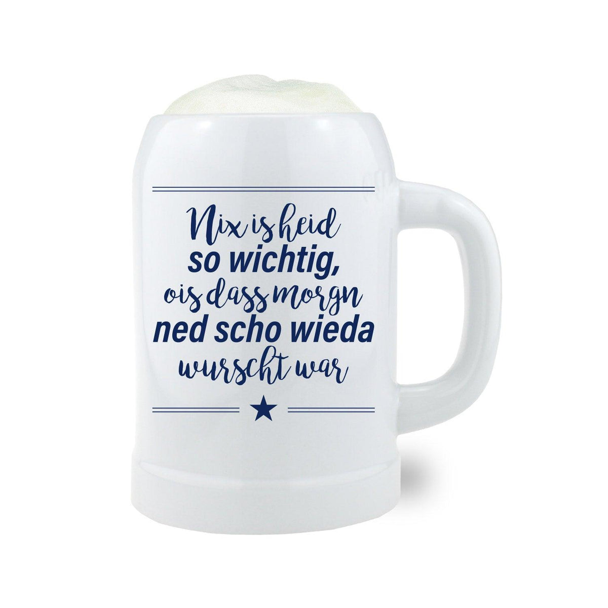 Weißer Bierkrug Nix is heid so wichtig... mit blauem Schriftzug und Stern, gefüllt mit Schaumkrone.