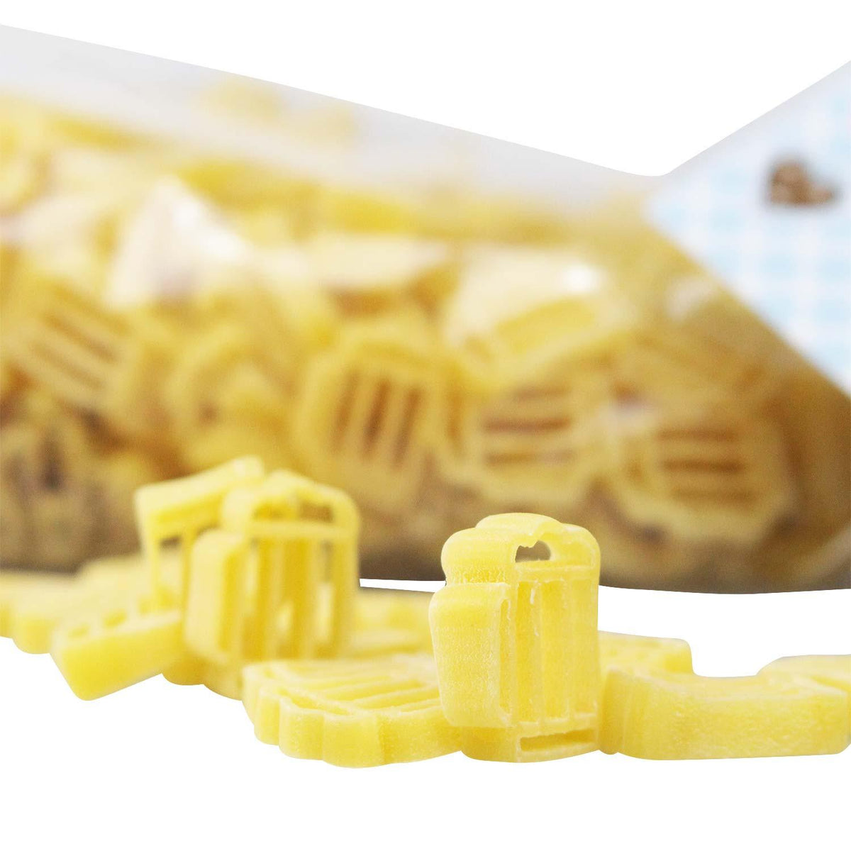 Gelbe gefrorene Eismaschine Bierkrug-Eiswürfel detailliert aus einem Beutel, perfekt für Getränke.