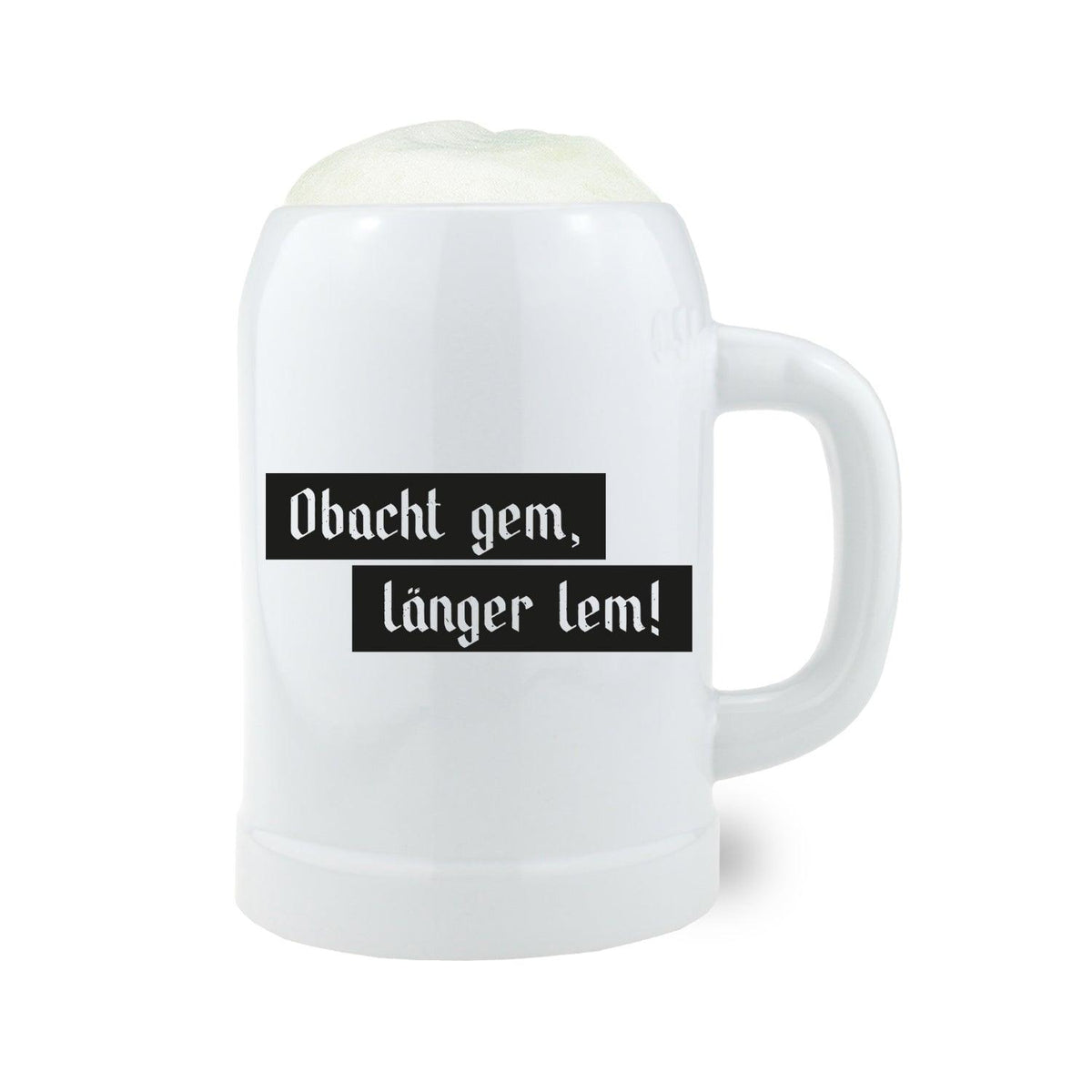 Weißer Keramik Bierkrug Obacht gem, mit schwarzem Schriftzug "Obacht gem, länger lem!" und Bierschaum