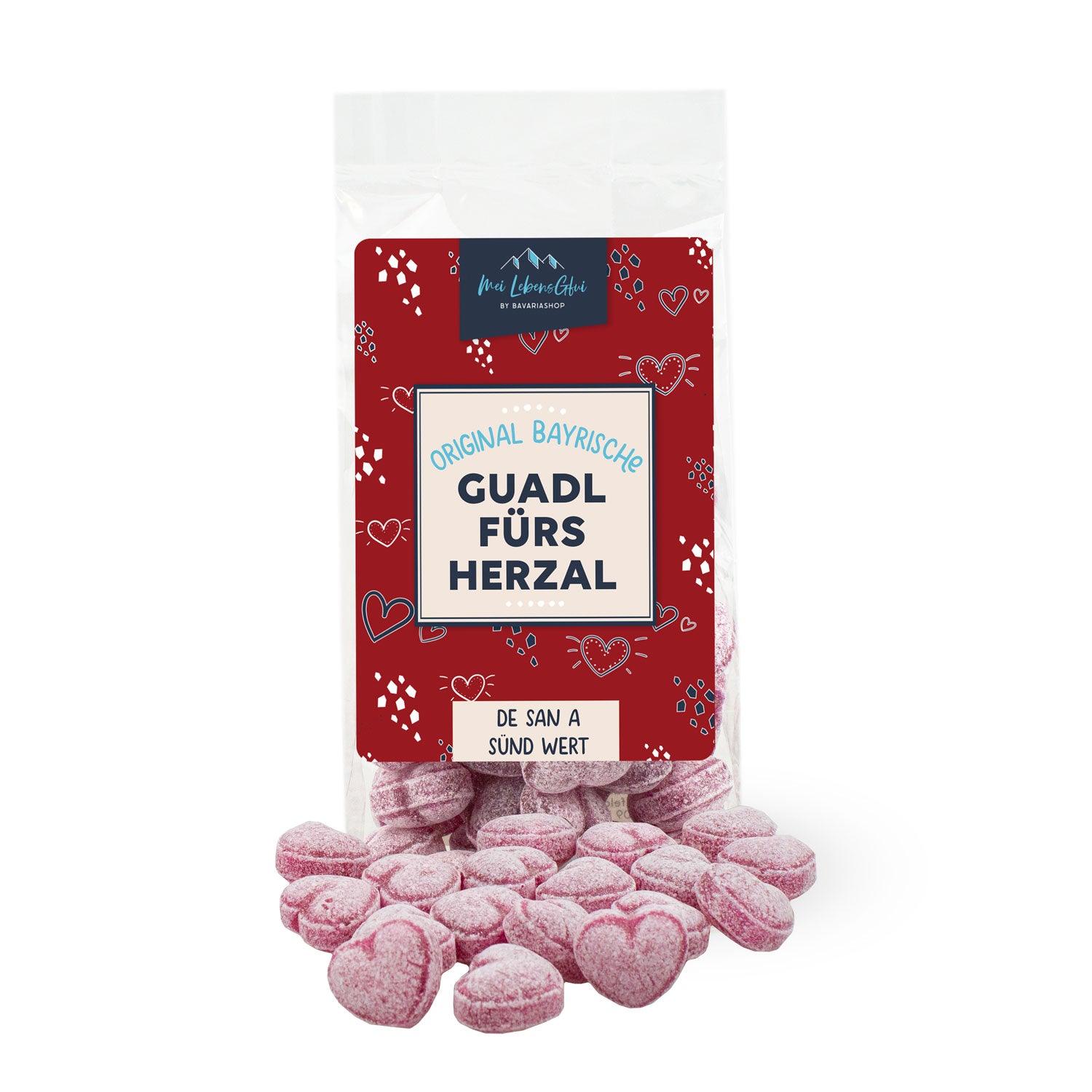 Geschenkbox "Ostern für de Großn" mit bayerischen Bonbons in Herzform in Klarsichttüte auf hellem Hintergrund.