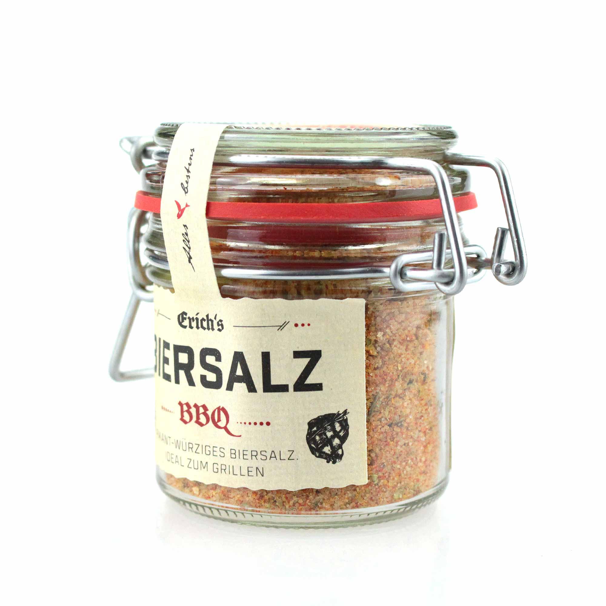 Glasbehältnis mit schmackhaftem, würzigem Biersalz BBQ für Grillgerichte, verschlossen mit Drahtbügelverschluss.