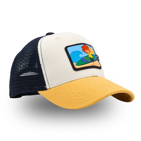 Pumuckl Trucker Cap Kinder „Pumuckl surft“ – Kinder-Cap mit Rubber-Patch, Netzrücken und senfgelbem Schirm, Ansicht schräg links