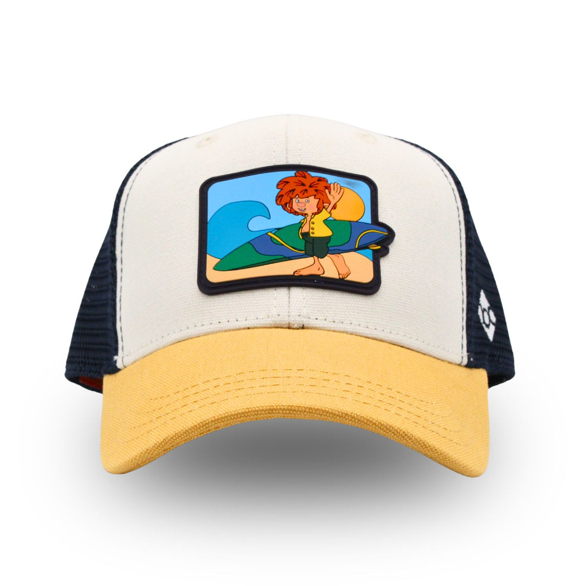 Pumuckl Trucker Cap für Kinder von vorne – Pumuckl mit Surfbrett vor blauer Welle als Rubber-Patch auf cremeweißer Front