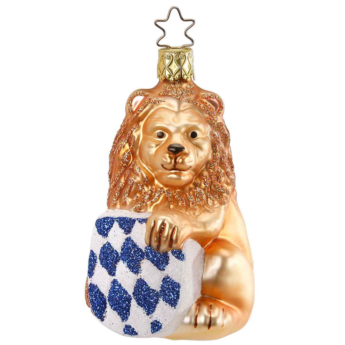Goldener Glas Christbaumschmuck in Form eines Löwen mit glitzernder Mähne, der ein bayerisches weiß-blaues Rauten-Wappen hält.