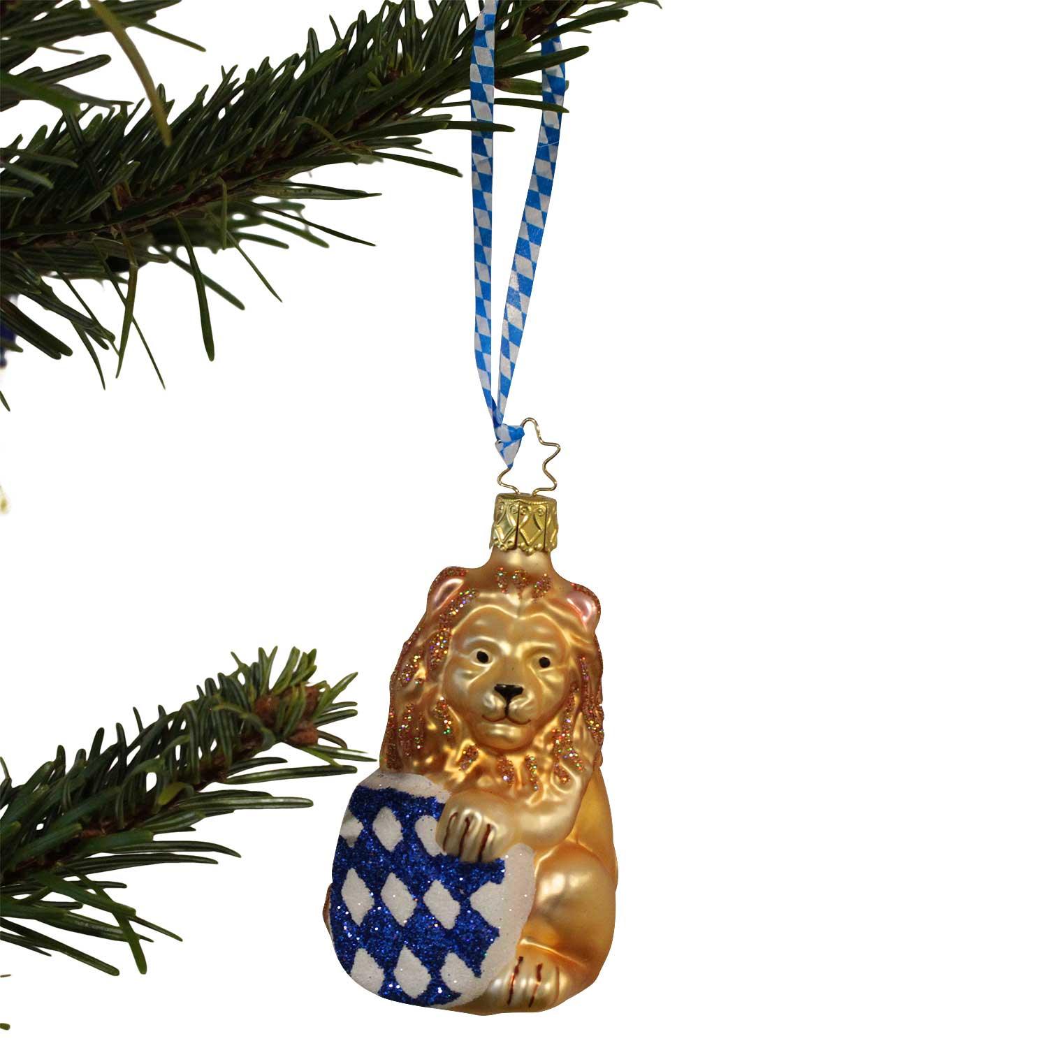 Goldener Glas-Christbaumschmuck in Löwenform mit blau-weiß gerautem bayerischem Wappen aufgehängt.