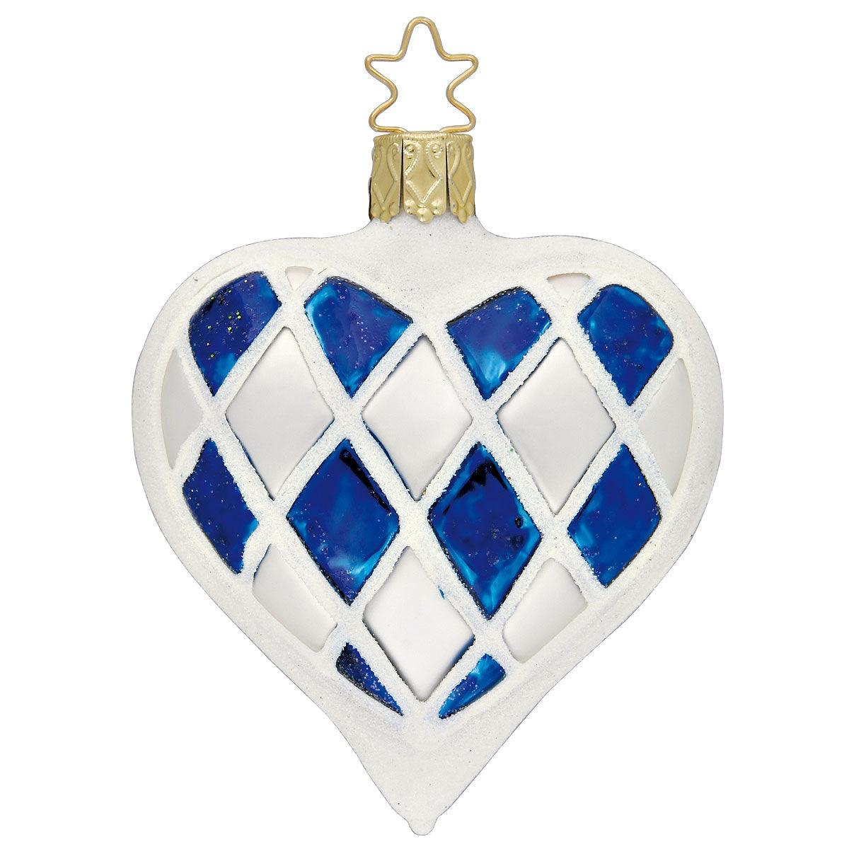 Herzförmiger Christbaumschmuck in Weiß und Blau mit bayerischem Rautenmuster und goldenem Sternaufhänger.