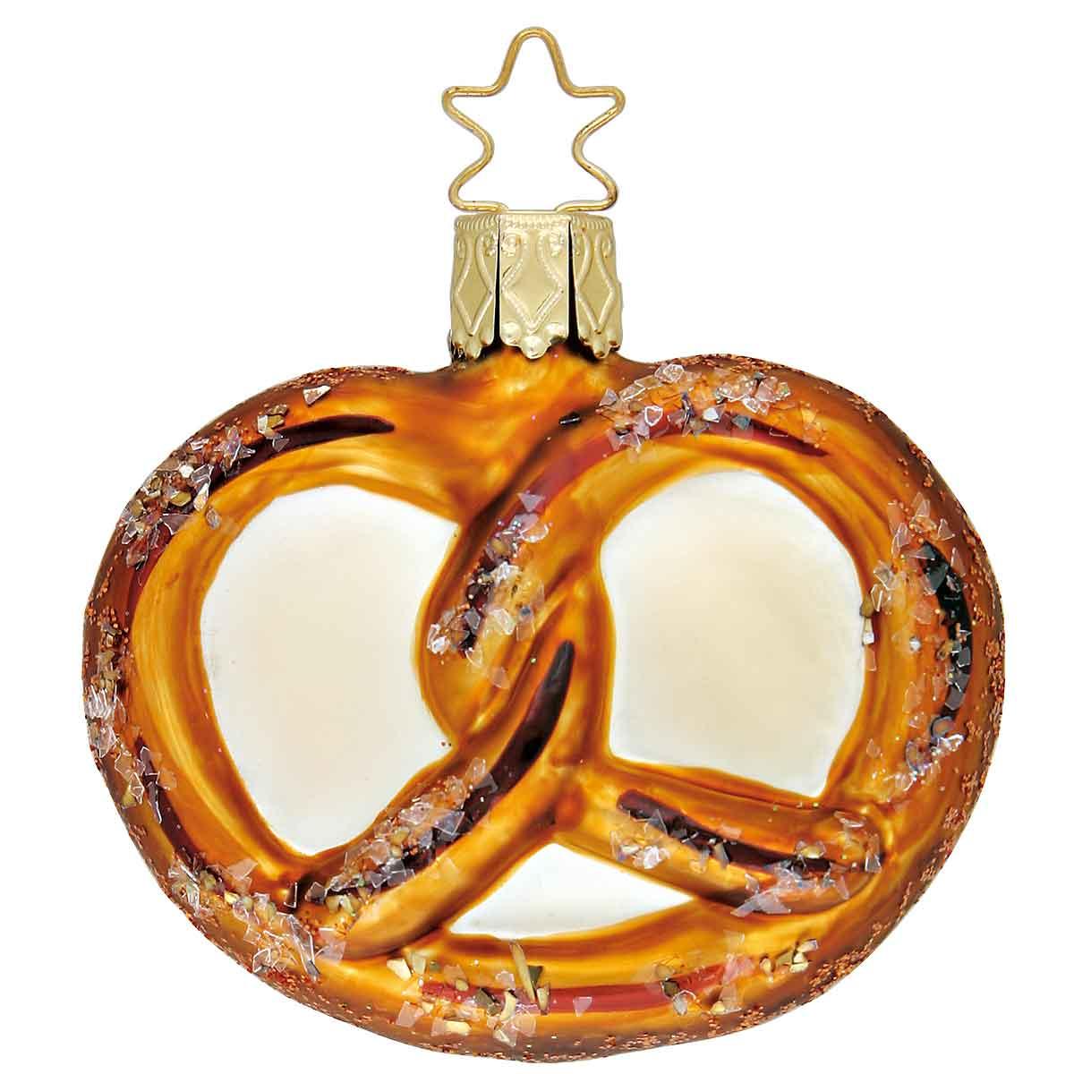 Glänzender Glas-Brezel Weihnachtsschmuck mit Salzstreusel-Effekt und goldenem Stern-Aufhänger, bayerische Dekoration.