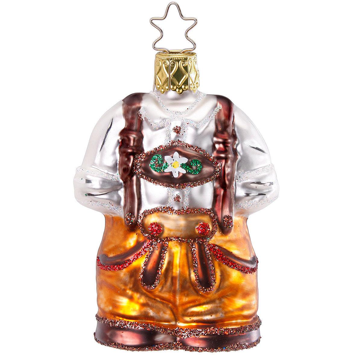 Gläserner Christbaumschmuck in Form einer bayerischen Lederhose mit weißem Hemd, bestickt mit Edelweiß.