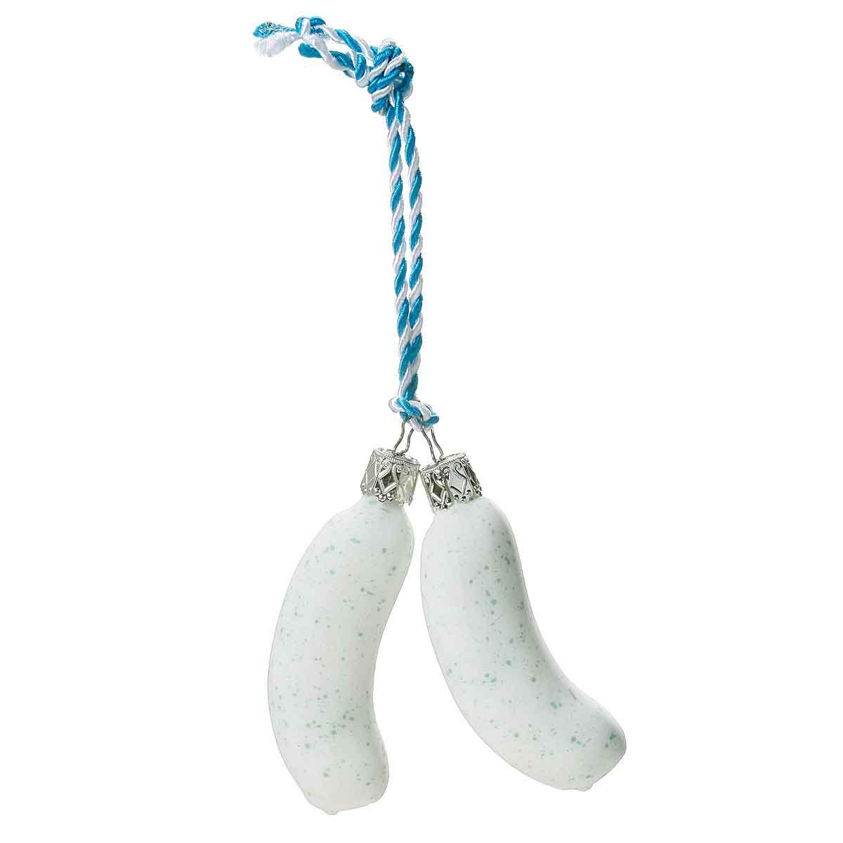 Zwei bayerische Weißwurst-Figuren am blauen Kordelband, handgemacht aus Glas mit glitzernden Akzenten für den Christbaum.