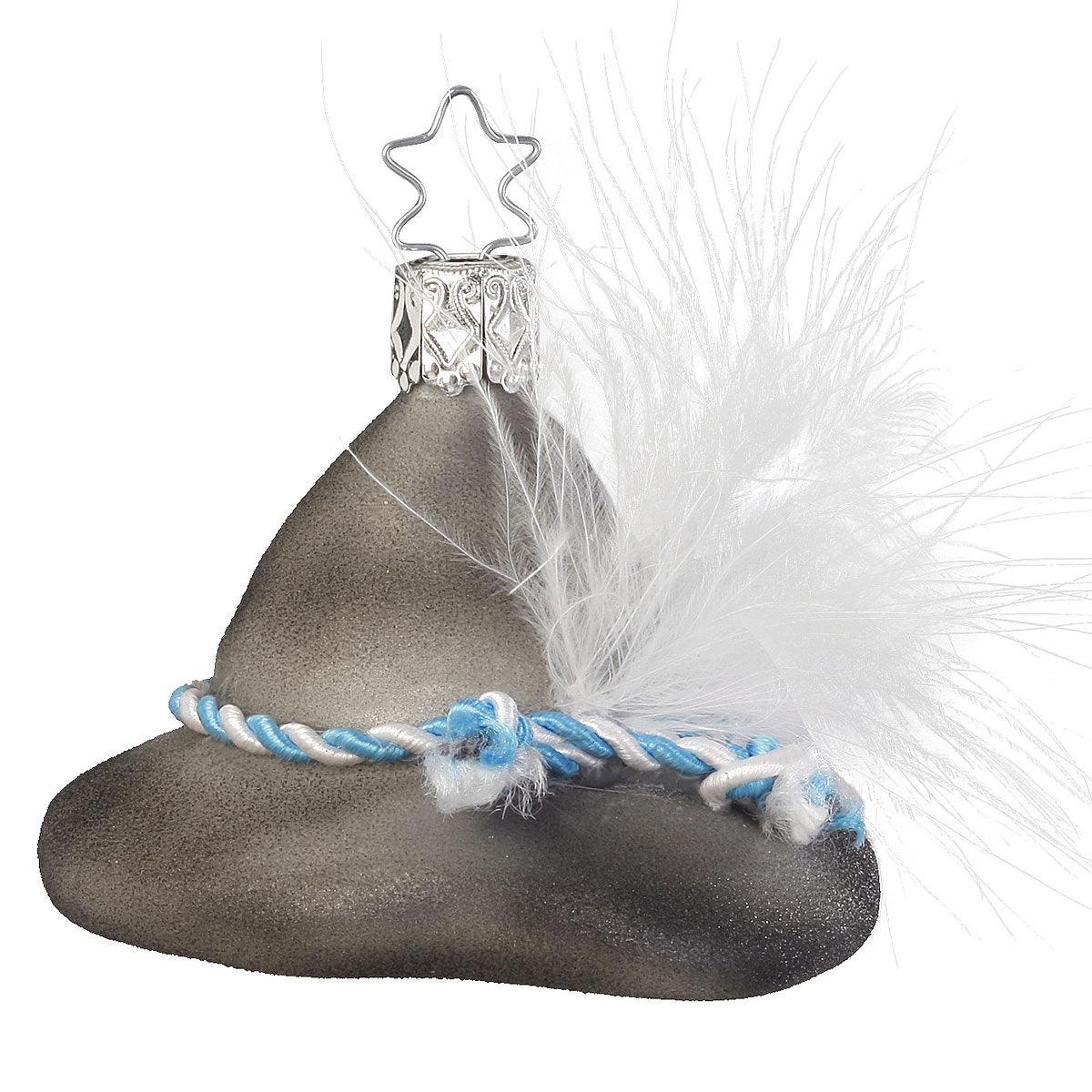 Grauer Filzhut Christbaumschmuck mit weiß-blauem Kordelband, weißen Federn und silberner Stern-Aufhängung.