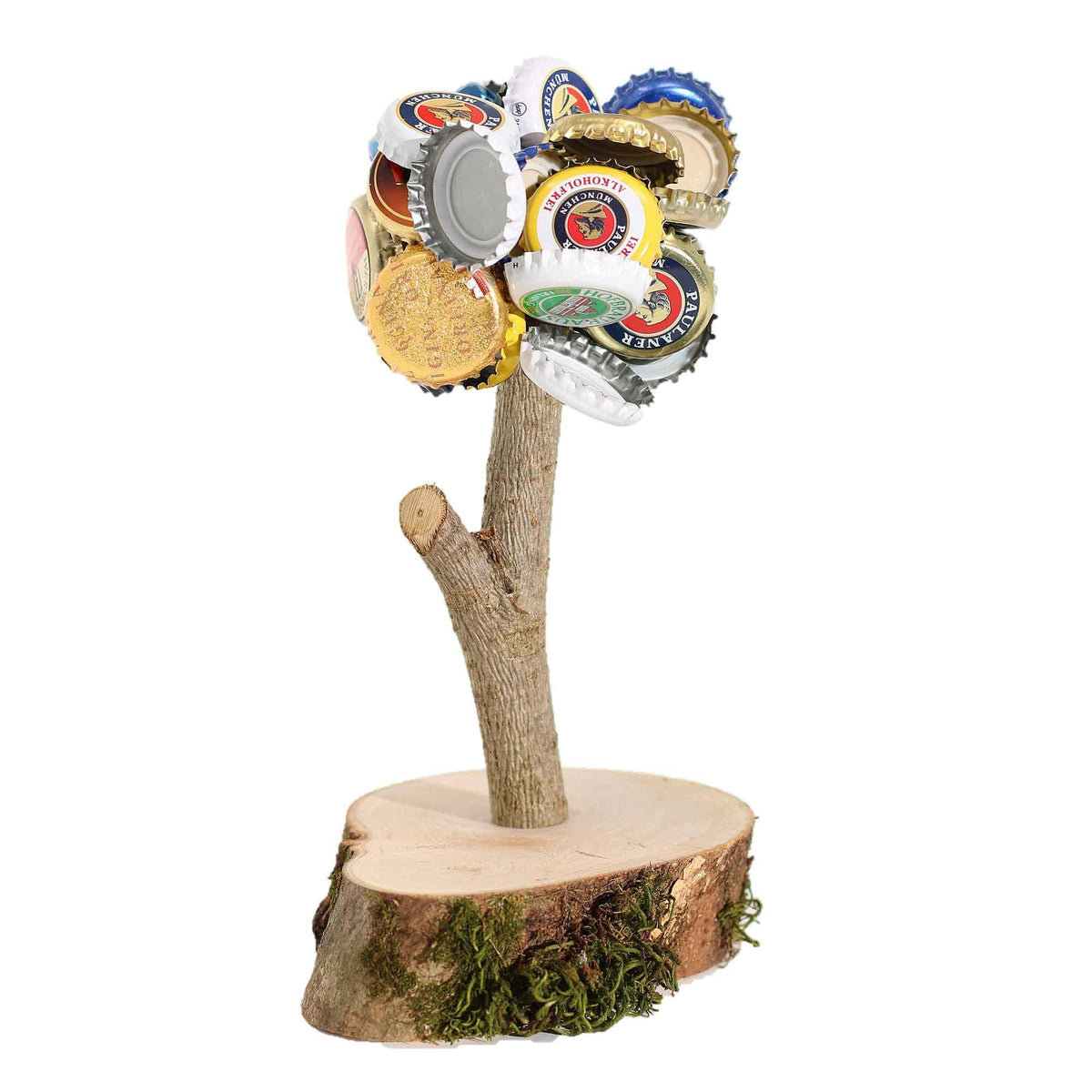 Baum aus Bier Kronkorken auf natürlicher Holzscheibe mit Moos, ein originelles Sammlerstück.