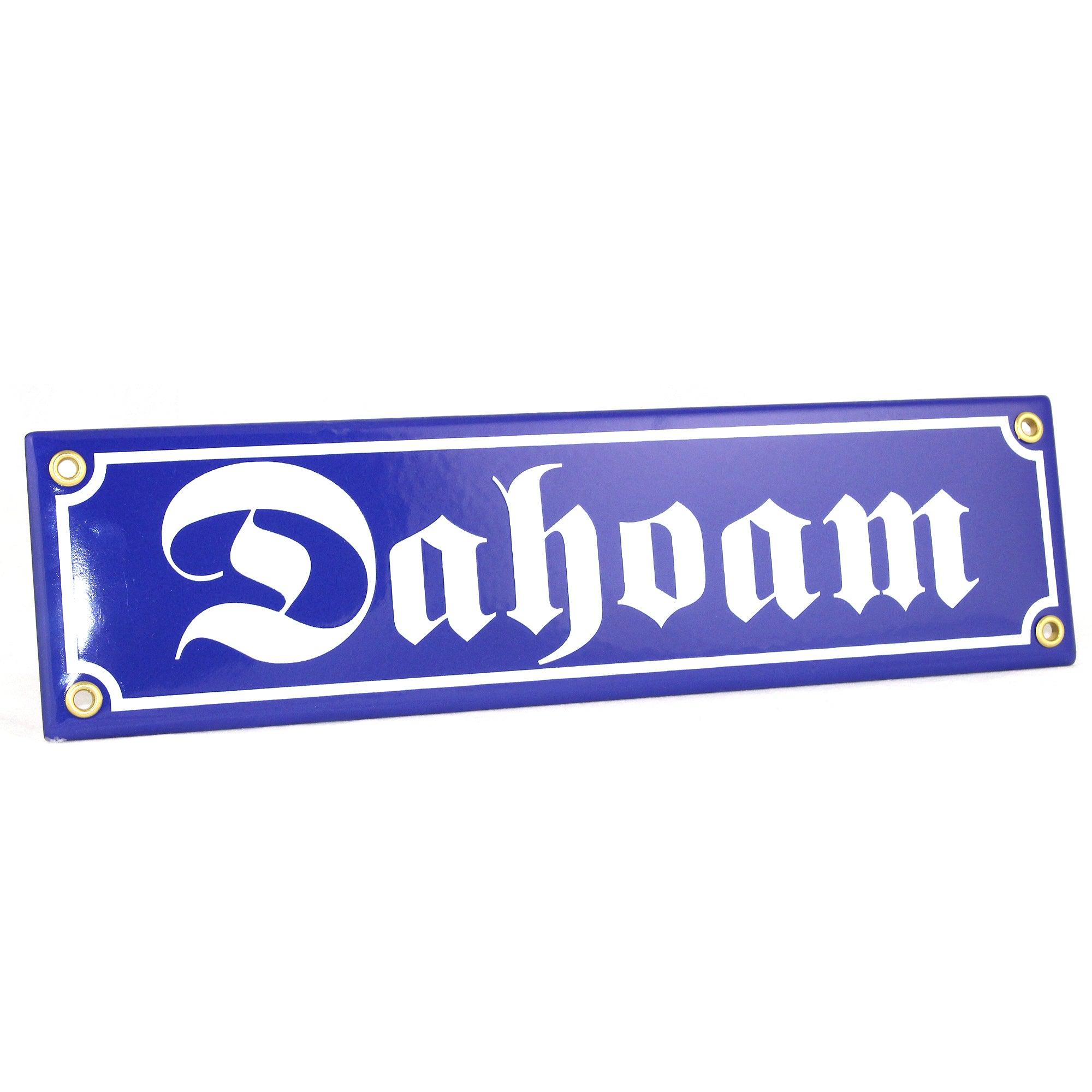 Blaues Dahoam Schild, emailliert, im bayerischen Stil mit weißer Schrift und goldener Umrandung.