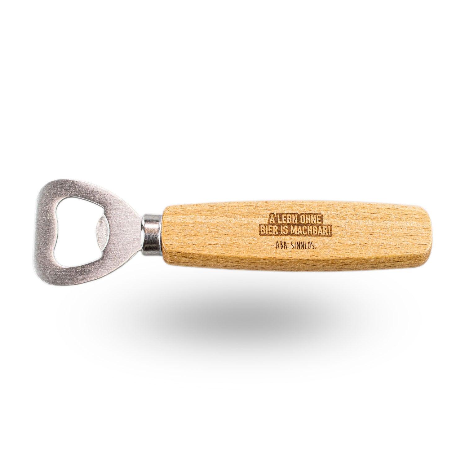 Flaschenöffner A Lebn ohne Bier is machbar aus Holz und Metall, mit Gravur des Spruchs.
