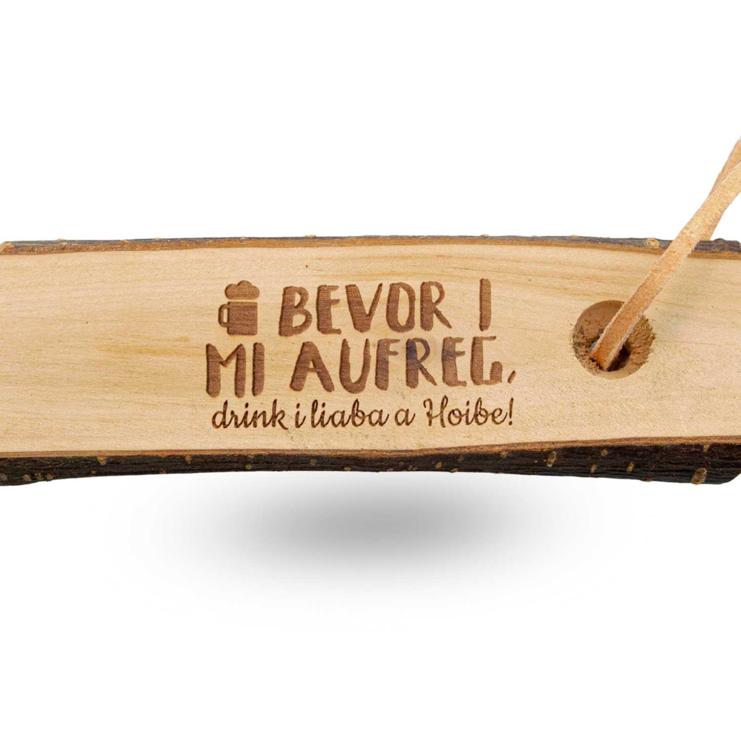 Flaschenöffner aus Holz mit Gravur Spruch Bevor i mi aufreg, drink i liaba a Hoibe und Lederband.
